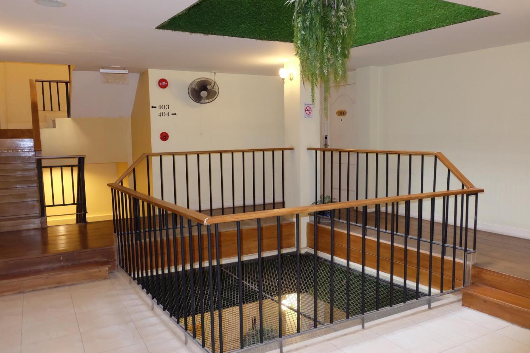 Siri Poshtel Bangkok Hostel Екстериор снимка