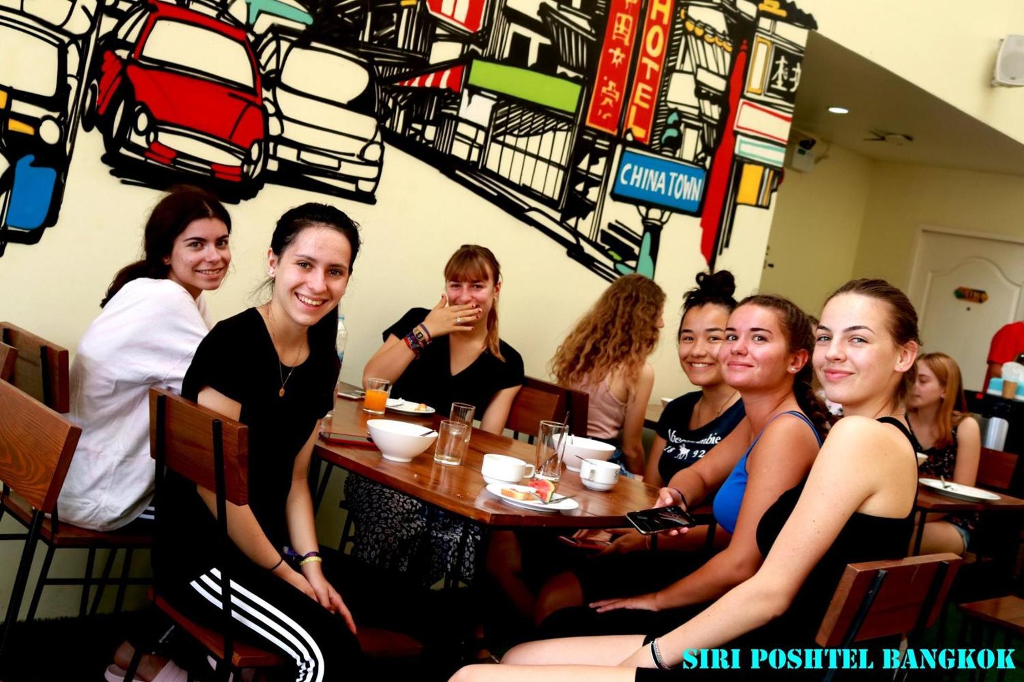 Siri Poshtel Bangkok Hostel Екстериор снимка