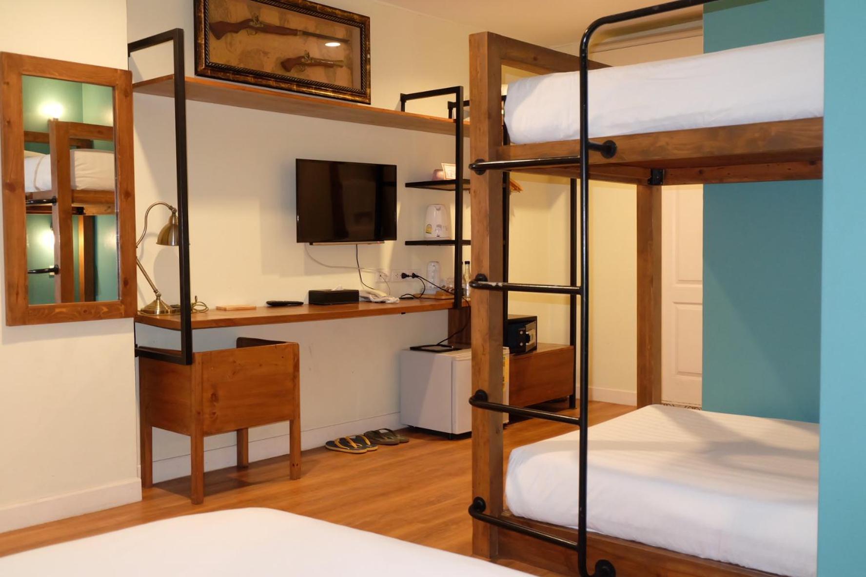 Siri Poshtel Bangkok Hostel Екстериор снимка