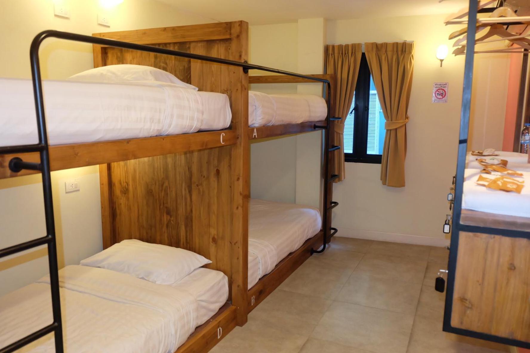 Siri Poshtel Bangkok Hostel Екстериор снимка