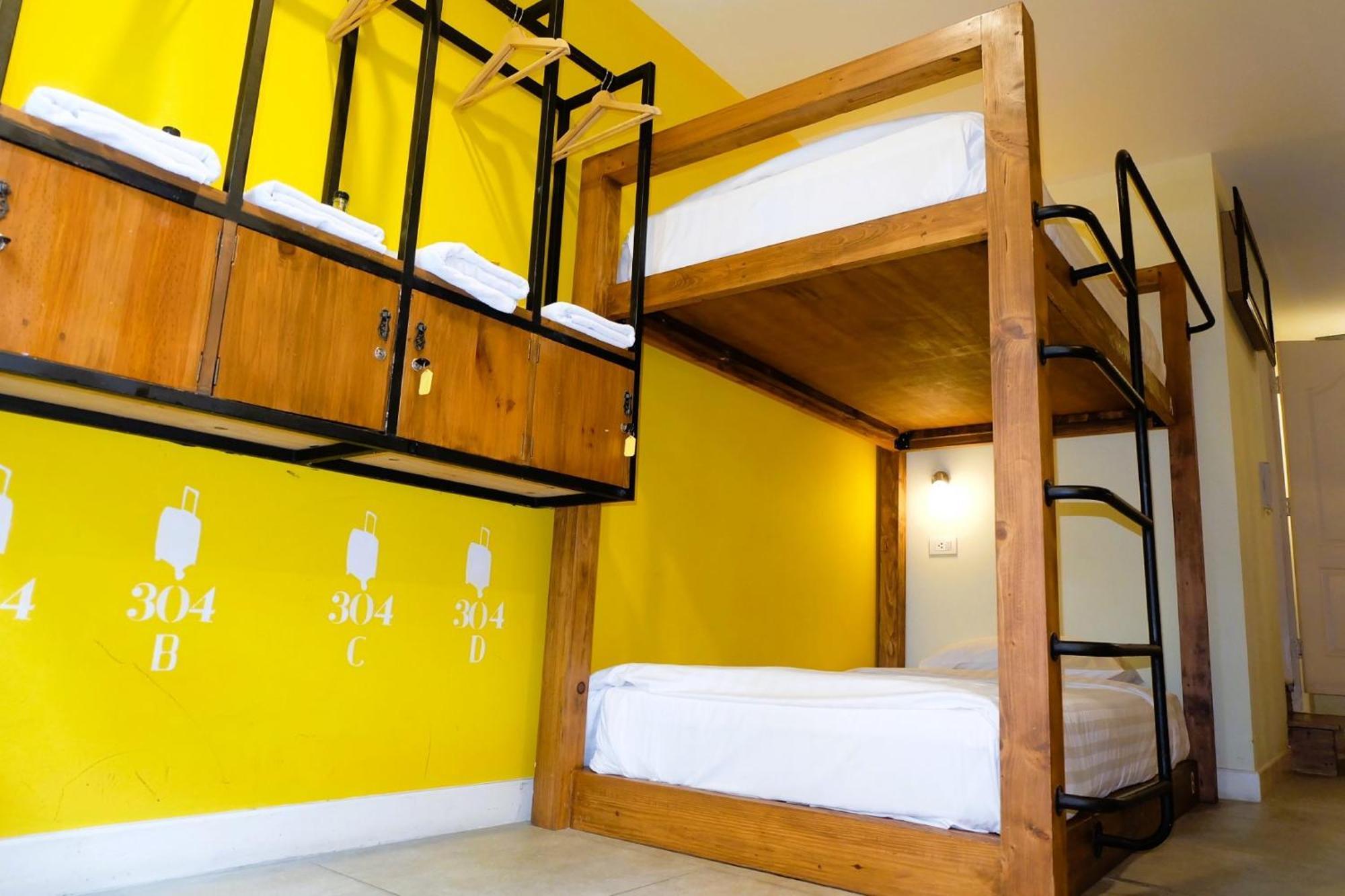 Siri Poshtel Bangkok Hostel Екстериор снимка