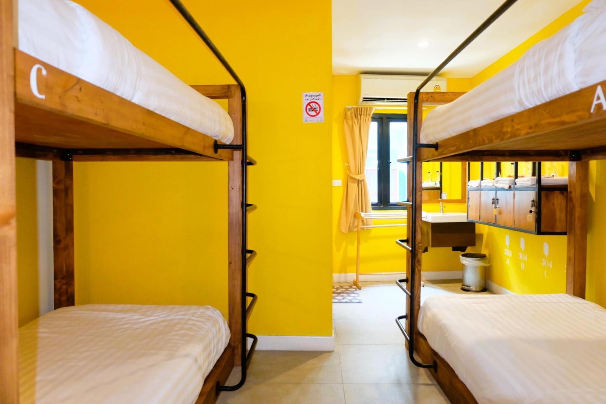 Siri Poshtel Bangkok Hostel Екстериор снимка